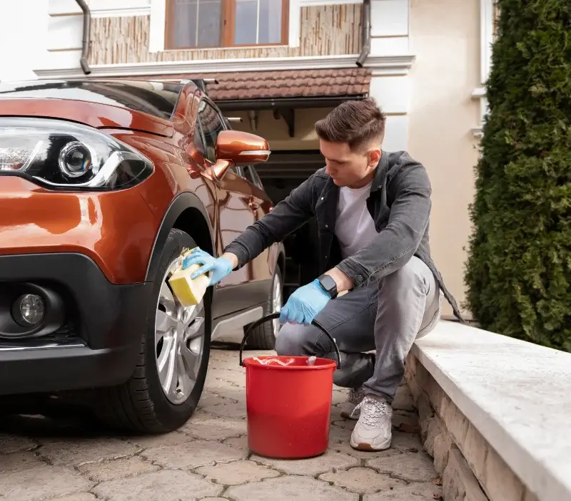 Lavage auto à domicile Ormoy-Villers : professionnel intervenant sur un véhicule